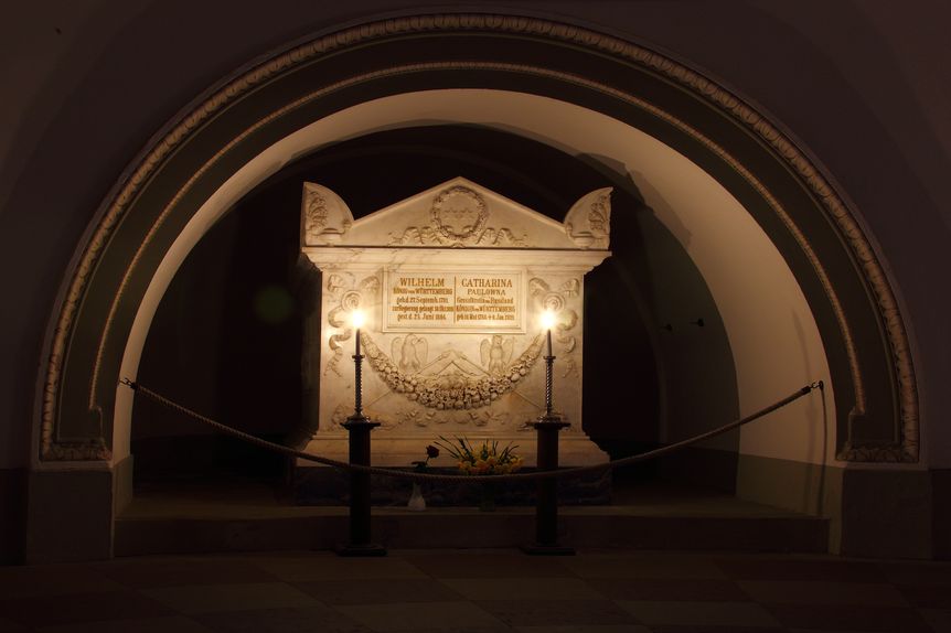 Grabkapelle auf dem Württemberg, Innen, Sarkophag beleuchtet