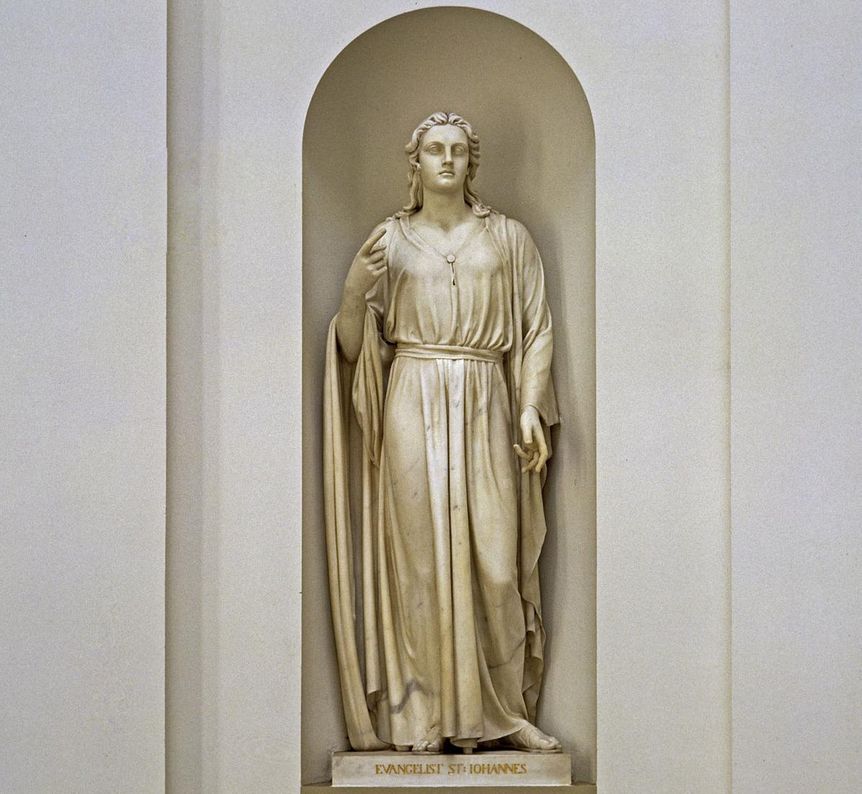 Statue des Evangelisten Johannes in der Grabkapelle auf dem Württemberg