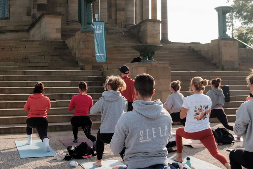 Grabkapelle auf dem Württemberg, Event, Yoga for Good, Teilnehmende vor Grabkapelle