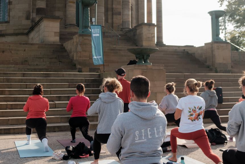 Grabkapelle auf dem Württemberg, Event, Yoga for Good, Teilnehmende vor Grabkapelle