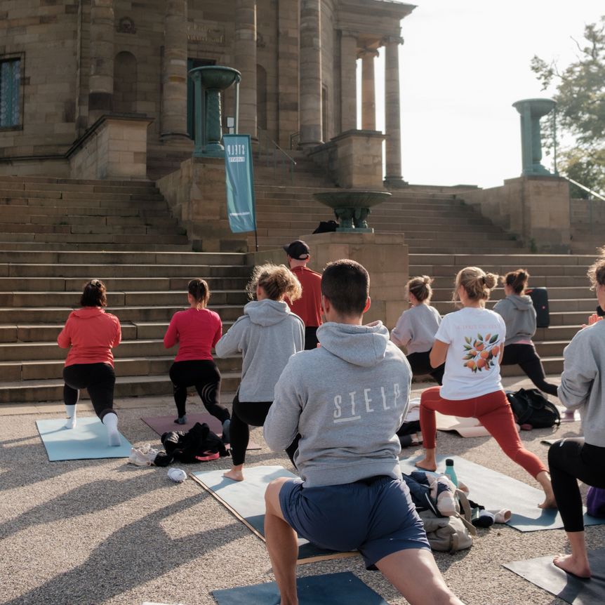 Grabkapelle auf dem Württemberg, Event, Yoga for Good, Teilnehmende vor Grabkapelle