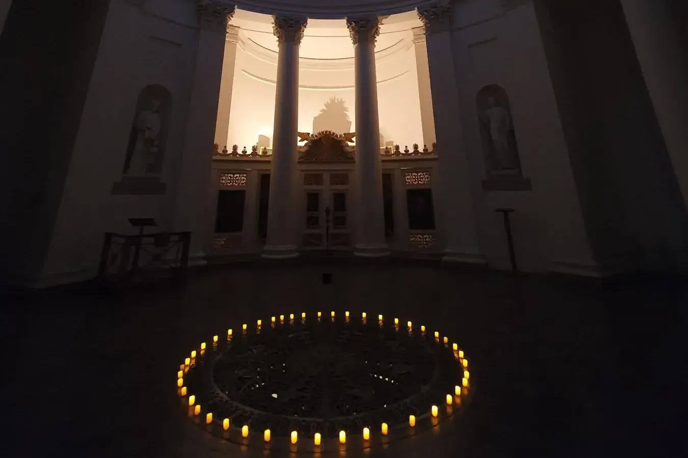 Grabkapelle auf dem Württemberg, Innen, Kapellensaal bei Sonderführung