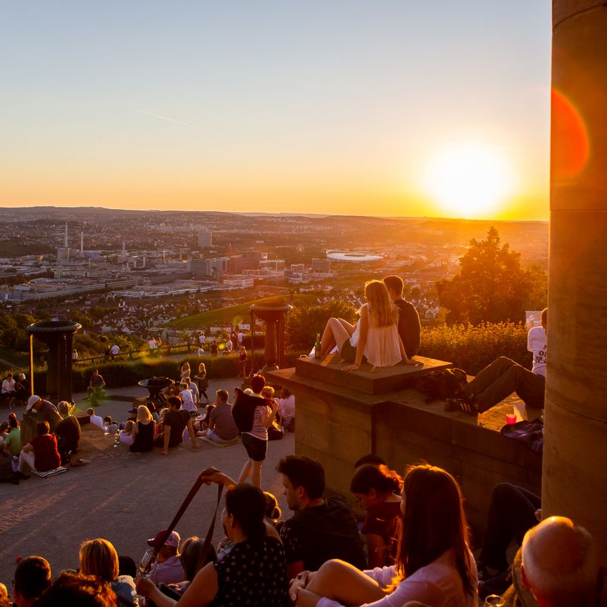 Grabkapelle auf dem Württemberg, außen, Gäste am Abend