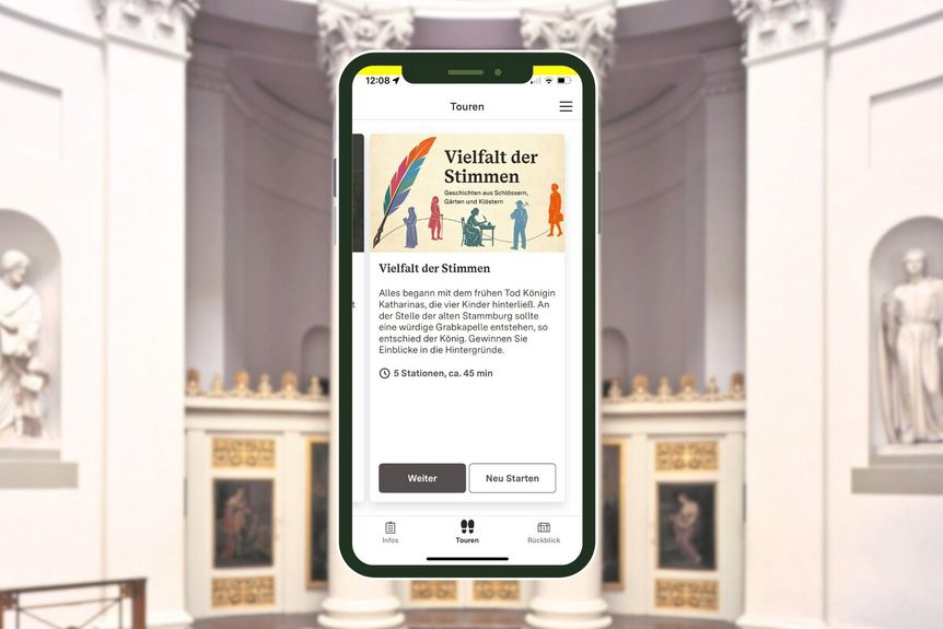 Smartphone mit Vielfalt-Tourstation im Innenraum der Grabkapelle auf dem Württemberg