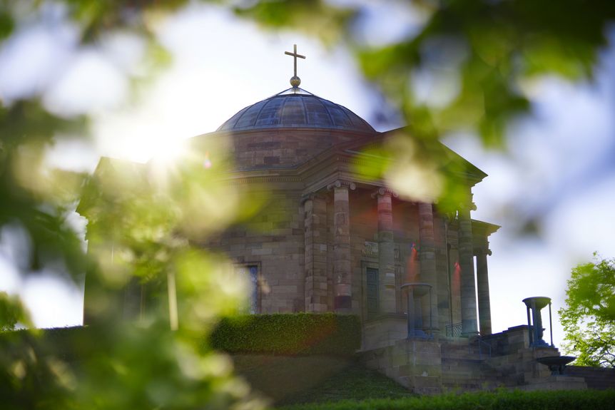 Grabkapelle auf dem Württemberg, außen, Monument umringt von Blättern
