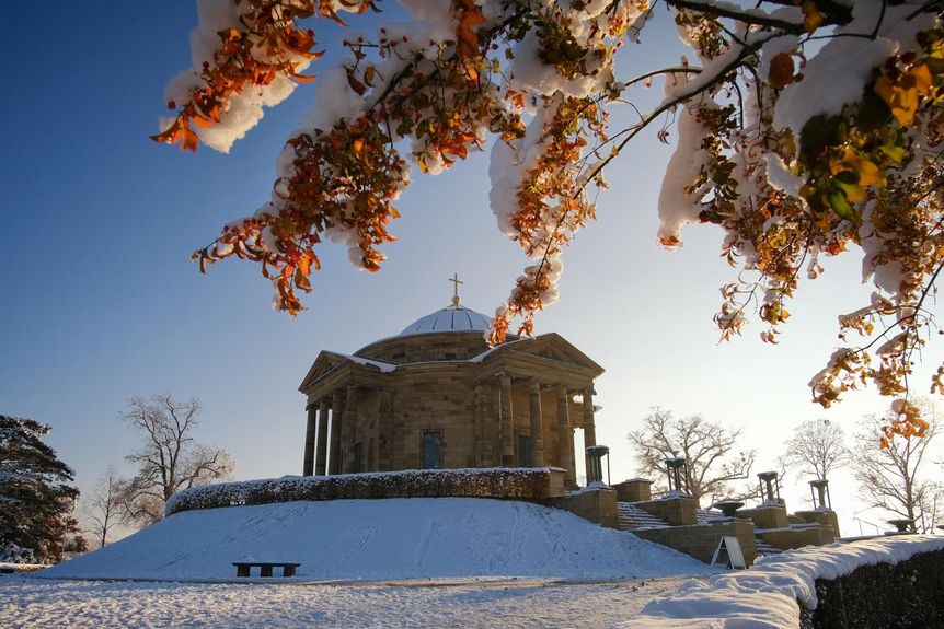 Grabkapelle auf dem Württemberg, außen, bei Schnee