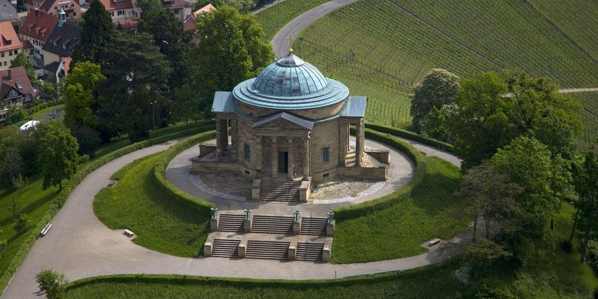 Luftaufnahme der Grabkapelle auf dem Württemberg