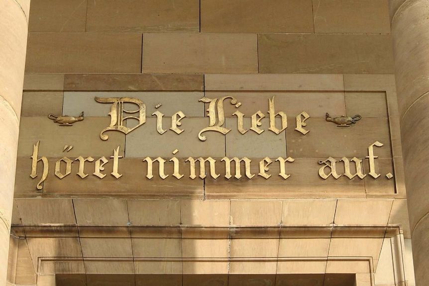 Grabkapelle auf dem Württemberg,  Detailansicht der Inschrift über dem Eingang