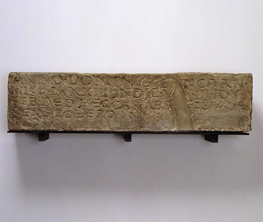 Weihestein der ehemaligen Burgkapelle der württembergischen Stammburg