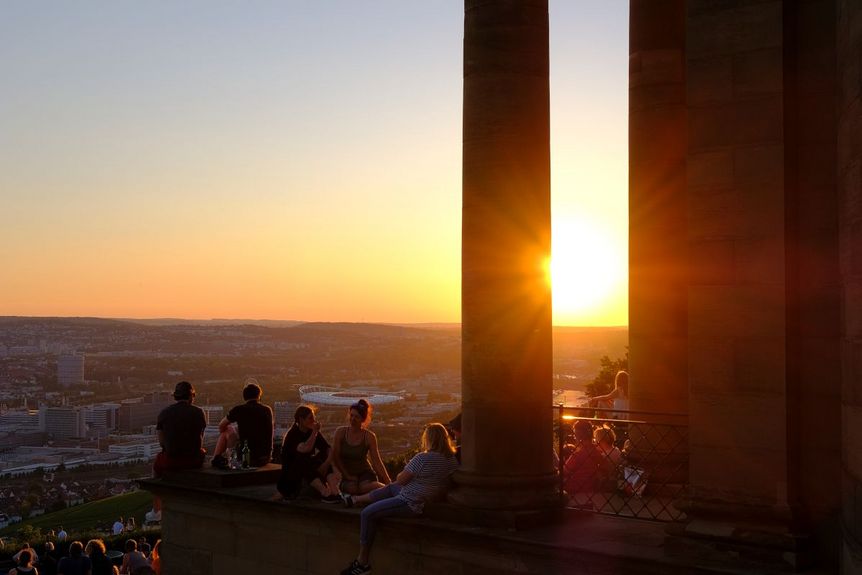 Grabkapelle auf dem Württemberg, Außen, Abendlicher Ausblick vom Priesterhaus