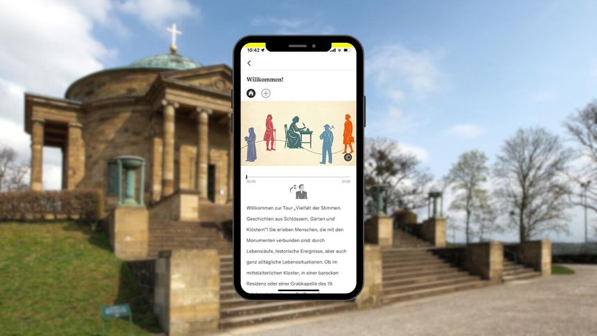 Smartphone mit Vielfalt-Tourstation vor einer Außenansicht der Grabkapelle auf dem Württemberg